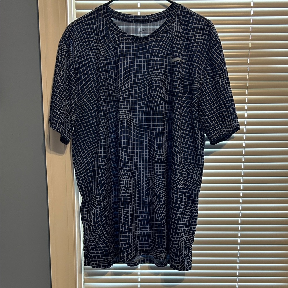 Nike Men's Navy and White Grid Tee